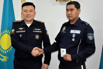 Фотография к новости: Өрттен адамдарды құтқарған полицей марапатталды