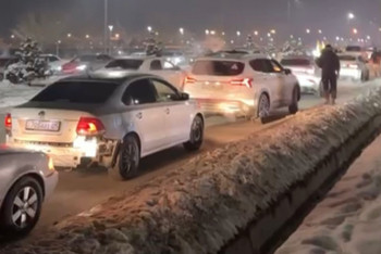 Фотография к новости: Алматыда жер сілкінісінен көлік кептелісі пайда болды