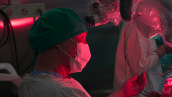 Фотография к новости: Дәрігерлер жүкті әйелдің миынан көлемді ісік алды