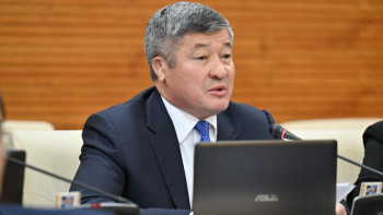 Фотография к новости: Дәулет Тұрлыханов қоғамдық жерлерге отбасымен бара алмай жүргеніне шағымданды