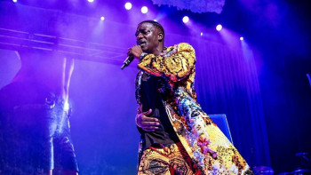 Фотография к новости: Akon-ға іш киімдерін лақтырған қыздарды сынаған депутатқа Дүйсенова жауап берді