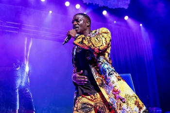 Фотография к новости: Akon-ға іш киімдерін лақтырған қыздарды сынаған депутатқа Дүйсенова жауап берді