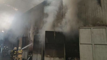 Фотография к новости: Алматы облысында қойма өртеніп кетті