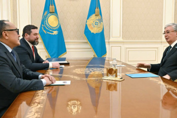 Фотография к новости: Тоқаев Kaspikz компаниясының негізін қалаушыларды құттықтады