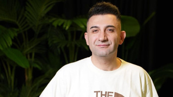 Фотография к новости: "Өз басымнан да өткен". Жер сілкінгенде түрік кәсіпкері халықты өз мейрамханасына паналатқан