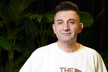 Фотография к новости: "Өз басымнан да өткен". Жер сілкінгенде түрік кәсіпкері халықты өз мейрамханасына паналатқан