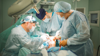 Фотография к новости: Қытай дәрігерлері жер сілкінгенде ота жасауды тоқтатпаған