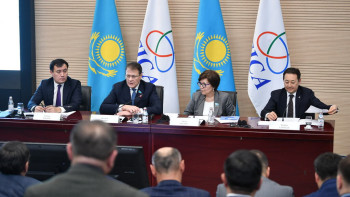 Фотография к новости: Сенаторлар АӨСШК хатшылығының жұмысымен танысты