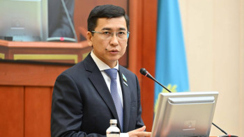 Фотография к новости: 9 млн теңге, сақтандыру және сыйақы: Аймағамбетов дәрігерлердің мәртебесі қалай көтерілетінін айтты