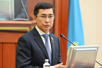 Фотография к новости: 9 млн теңге, сақтандыру және сыйақы: Аймағамбетов дәрігерлердің мәртебесі қалай көтерілетінін айтты