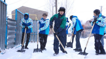 Фотография к новости: Елордалық еріктілер қарияларға қар тазалауға көмектесті