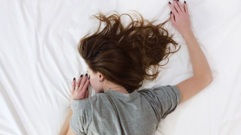 Фотография к новости: "Етпетінен жатып ұйықтау қауіпті". Дәрігер себебін атады