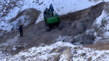 Фотография к новости: Майқайыңдағы апат.  Құтқарушылар автобустың дөңгелегіне жетті