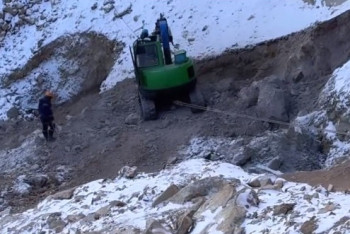 Фотография к новости: Майқайыңдағы апат.  Құтқарушылар автобустың дөңгелегіне жетті