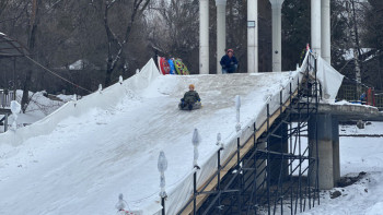 Фотография к новости: Фоторепортаж. Алматыда балаларға тегін 50 метрлік сырғанақ бар