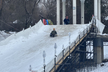 Фотография к новости: Фоторепортаж. Алматыда балаларға тегін 50 метрлік сырғанақ бар
