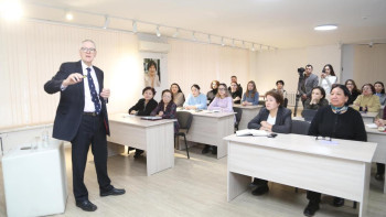 Фотография к новости: Әлемге әйгілі ғалым алматылық студенттерге дәріс оқыды