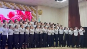 Фотография к новости: "Ана" әнін шырқаған оқушалар желіні шулатты