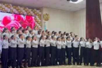 Фотография к новости: "Ана" әнін шырқаған оқушалар желіні шулатты