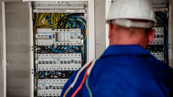 Фотография к новости: Депутат еден жуушылар мен электриктердің жалақысын көтеру ұсынды