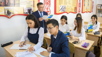 Фотография к новости: Оқушыларға сабақ кезінде телефон ұстауға тыйым салатын заң қабылданды