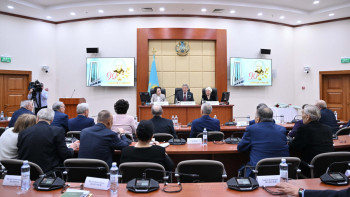 Фотография к новости: Мәжілісте Қаратай Тұрысовтың 90 жылдығына арналған жиын өтті