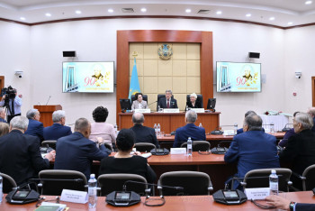 Фотография к новости: Мәжілісте Қаратай Тұрысовтың 90 жылдығына арналған жиын өтті