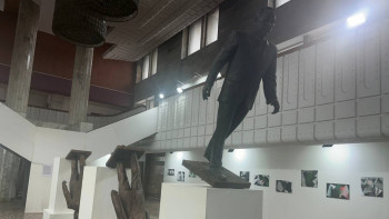 Фотография к новости: Алматыда Назарбаевтың "құлап бара жатқан" инсталляциясы пайда болды