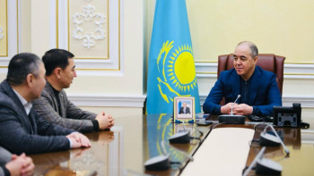 Фотография к новости: БҚО әкімі Дубайда топ жарған Қабірхан тұлпардың иесін қабылдады