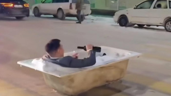 Фотография к новости: Талғарда жолдың ортасында ваннаға түскен пранкерге үкім шығарылды