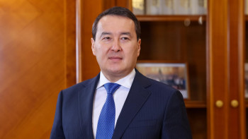 Фотография к новости: Әлихан Смайылов әріптестеріне алғыс айтты