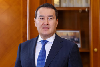 Фотография к новости: Әлихан Смайылов әріптестеріне алғыс айтты