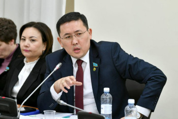 Фотография к новости: "Жанжал әйел тілінің ұзындығынан туындайды". Депутат еркектерді түсінуге шақырды