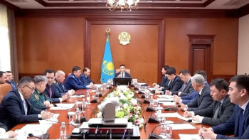 Фотография к новости: Шымкентте антикор жиналыс өтіп жатқанда шенеунікті ұстап алып кетті