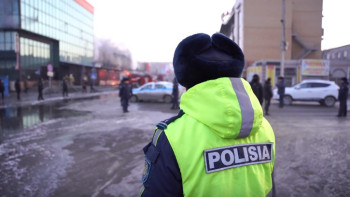 Фотография к новости: Семейде өртеніп жатқан сауда үйін 300 полицей күзетіп жүр