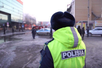 Фотография к новости: Семейде өртеніп жатқан сауда үйін 300 полицей күзетіп жүр