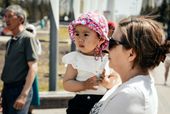 Фотография к новости: Толық емес және жалғызбасты аналарға қандай әлеуметтік көмек көрсетіледі