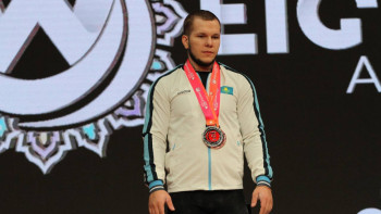 Фотография к новости: Отандық ауыр атлет Азия чемпионатының күміс жүлдесін еншіледі