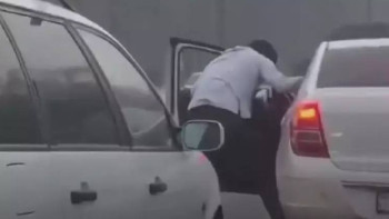 Фотография к новости: Алматыда тас жолда төбелескен жүргізушілер іздестіріліп жатыр