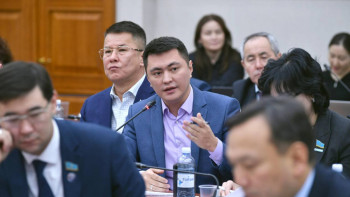 Фотография к новости: Мұғалім болып тұру үшін 1-1,5 млн теңге сұрайды. Мұқаев халықтың шағымын жеткізді