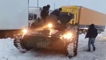 Фотография к новости: Ақтөбе облысының полицейлері жолдарда көмек көрсетуді жалғастыруда