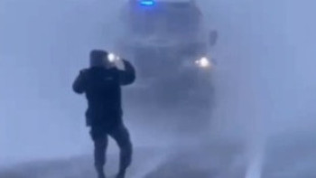 Фотография к новости: Ақтөбелік құтқарушылар науқасты ауруханаға жеткізу үшін ақтүтек боранда 18 шақырым жаяу жүрген