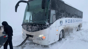 Фотография к новости: ШҚО ТЖД құтқарушылары жолаушылар автобусына көмекке келді