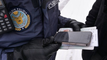 Фотография к новости: Жол полицейлері арнайы бағдарлама арқасында көліктерді тексеріп жатыр