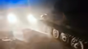 Фотография к новости: Ақтөбеде әскерилер қар құрсауында қалған адамдарды құтқарып жатыр