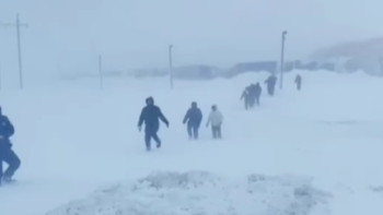 Фотография к новости: Ақтөбеде жарық пен су қалпына келтіріліп, облыс жолдарынан адамдар құтқарылды