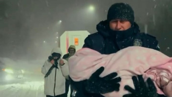 Фотография к новости: Теміртауда жабық тас жолда еріктілер көлік жүргізушілеріне азық-түлік пен су таратты