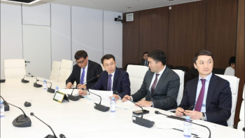 Фотография к новости: Көлік министрі Үкіметтің қабылдау орталығында азаматтарды жеке қабылдады