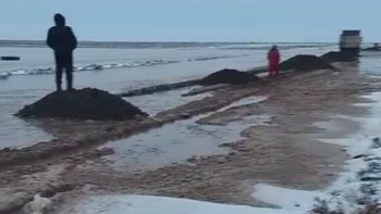 Фотография к новости: Батыс Қазақстан облысында еріген қар суы тас жолды шайып кетті