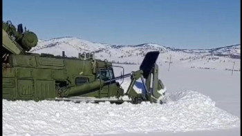 Фотография к новости: Әскерилер шығыстағы ауылдықтарға қар тазартуға көмекке барды